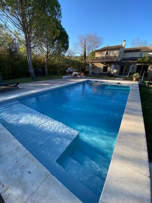 Piscina a l'aire lliure i piscina climatitzada
