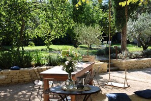 Outdoor dining - Large 18th century Provencal cottage, restored
5 bedrooms, 4 bathrooms (Oppède)