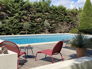 Una piscina al aire libre, una piscina climatizada