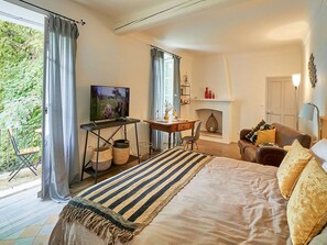 5 dormitorios, tabla de planchar con plancha, cuna de viaje