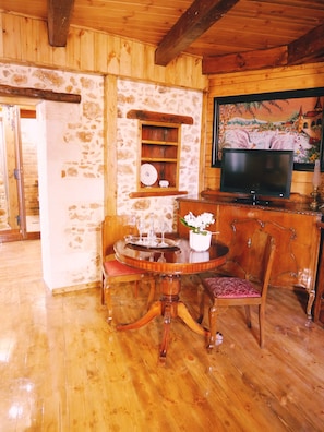 Deluxe Apartment | Living area | 32-inch flat-screen TV with digital channels, TV