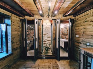 Deluxe Apartment | Bathroom | Shower, rainfall showerhead, hair dryer, towels