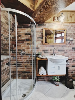 Departamento clásico | Baño | Regadera, regadera tipo lluvia, secadora de cabello, toallas