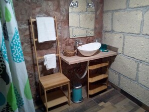 Ducha, secador de pelo, toallas