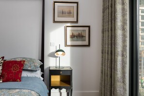1 quarto, ferros/tábuas de passar roupa, berço de viagem