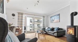 Fernseher, Kamin, Tischtennisplatte