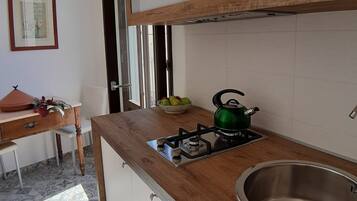 Frigorifero, forno, piano cottura, macchina per tè/caffè