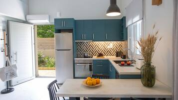 Fridge, oven, dishwasher, coffee/tea maker