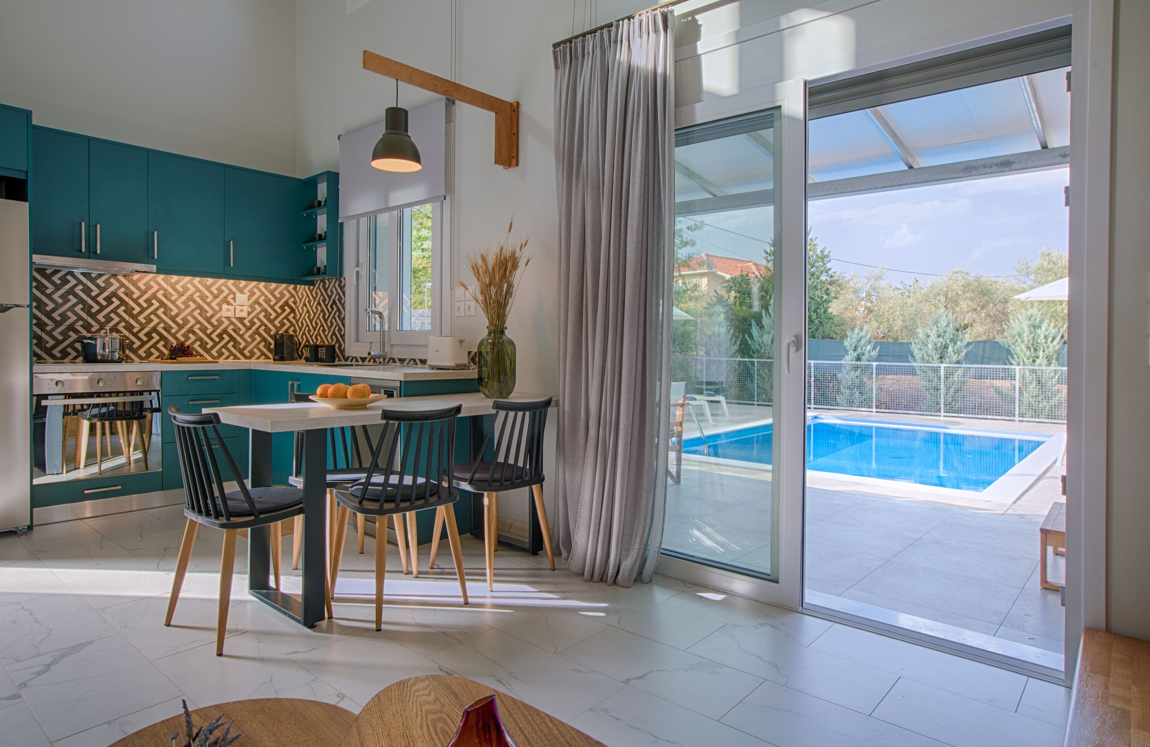 Fridge, oven, dishwasher, coffee/tea maker