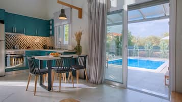 Fridge, oven, dishwasher, coffee/tea maker