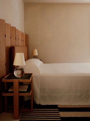 Yhden hengen deluxe-huone | Ylelliset vuodevaatteet, minibaari, tallelokero huoneessa