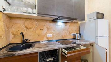 Kühlschrank, Mikrowelle, Herdplatte, Hochstuhl