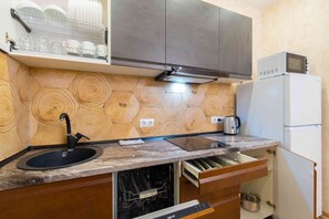 Geladeira, micro-ondas, cooktop, cadeirão de bebê