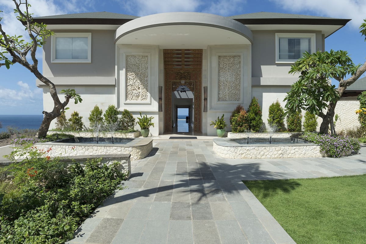 4 bedrooms, individually decorated, individually furnished, desk