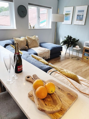 Smart TV - Luxury Cedar House, Private Garden & Pool House (Bosham)