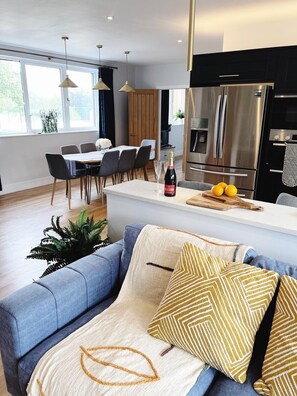 Smart TV - Luxury Cedar House, Private Garden & Pool House (Bosham)