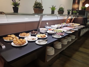 Petit déjeuner buffet servi tous les jours en supplément
