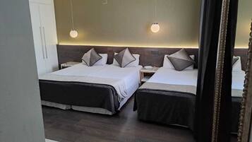 Panoramic Triple Room | Desk, blackout drapes, soundproofing, free WiFi