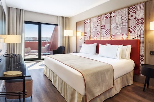 Suite junior, balcón | Minibar, caja fuerte, escritorio y sistema de insonorización