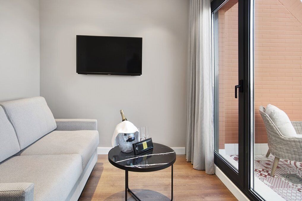 junior suite, balcony | 1 bedroom, minibar, in-room safe, desk