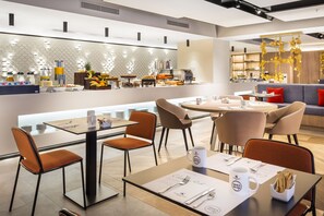 每日供應吃到飽早餐 (每人 EUR13)