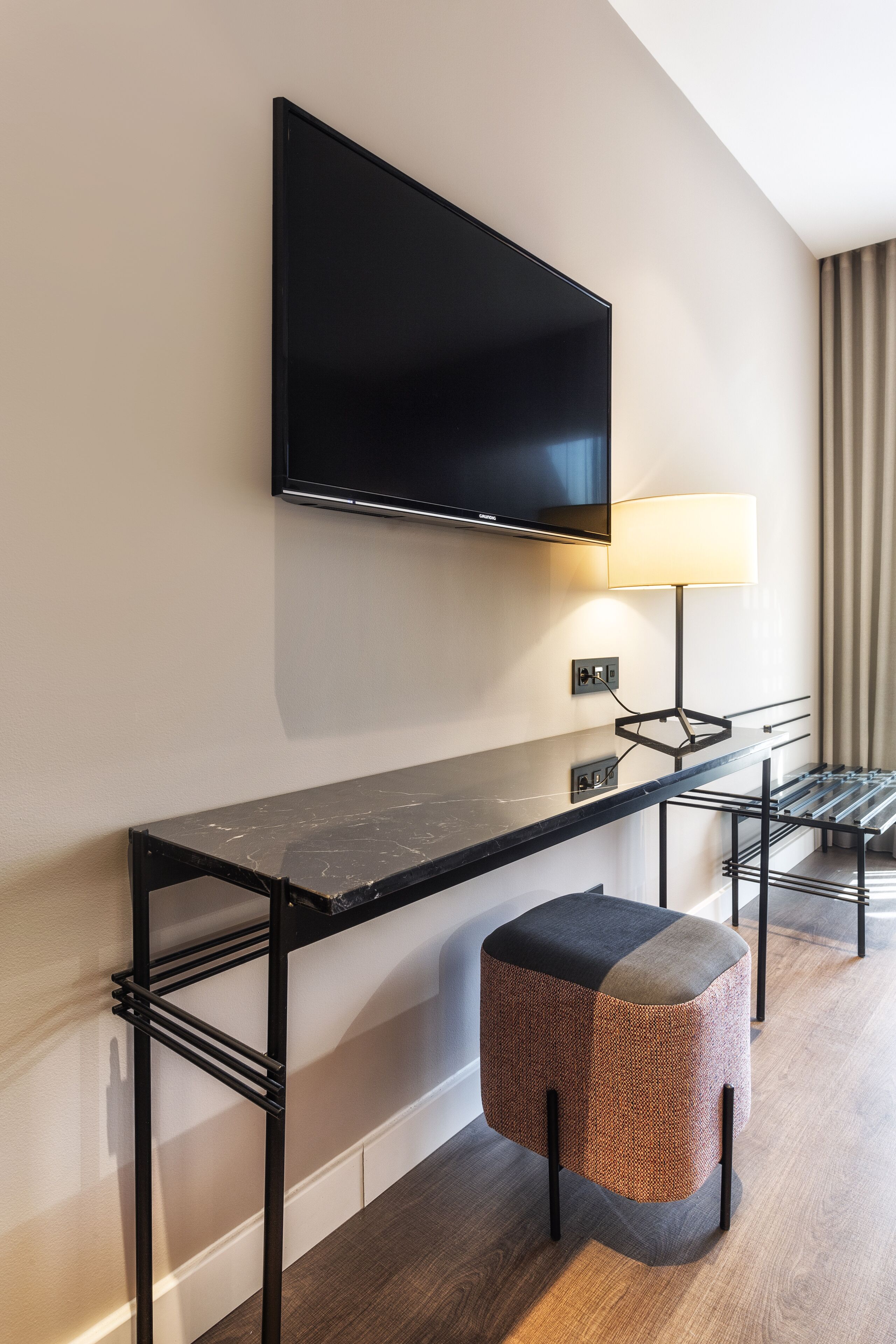 junior suite | living area | 40-inch led tv with satellite channels, tv