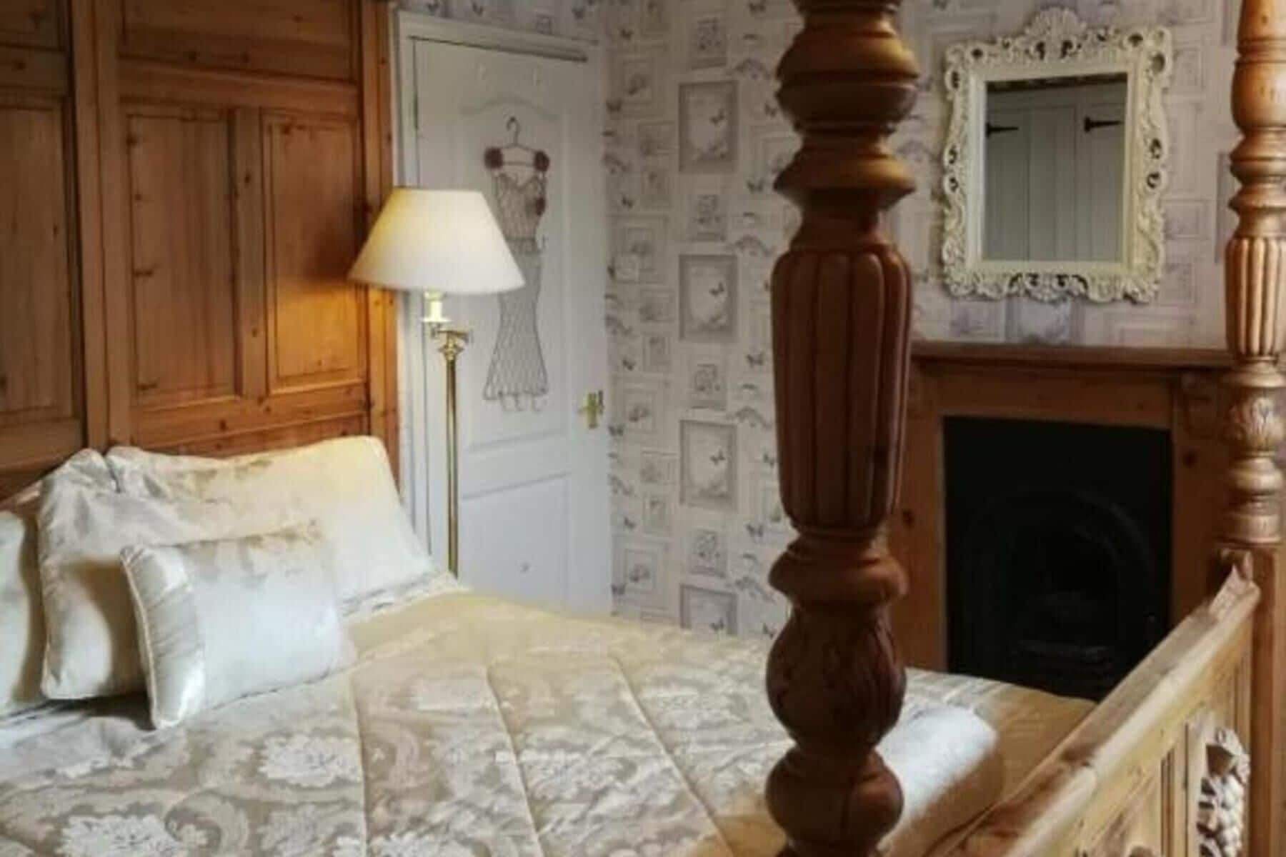 3 bedrooms, iron/ironing board, travel crib, free WiFi