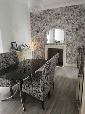 House - House Sleeps 7 With Hot Tub & Pets (Torquay)