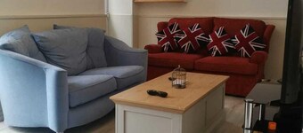 House Sleeps 7 With Hot Tub & Pets