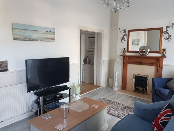 House | Living area - House Sleeps 7 With Hot Tub & Pets (Torquay)