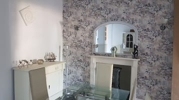 House | 3 bedrooms, iron/ironing board, travel cot, free WiFi