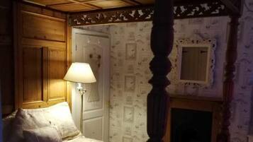 3 bedrooms, iron/ironing board, travel cot, free WiFi