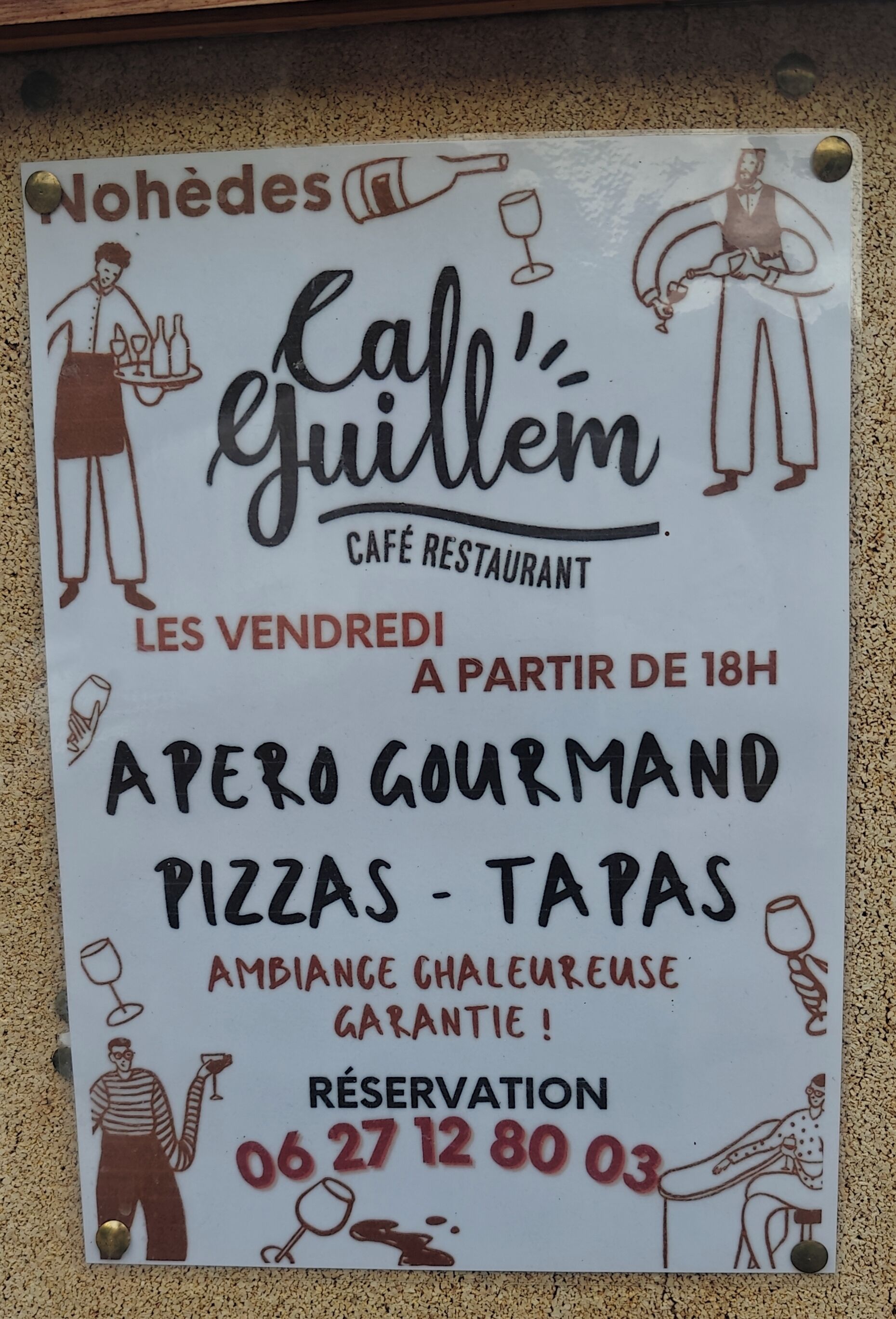 Une enseigne indiquant « Café Restaurant Nohédes », qui fait la publicité de pizzas gastronomiques et de tapas, et qui affiche également un numéro de téléphone pour les réservations.