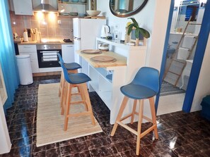 Kühlschrank, Ofen, Herdplatte, Wasserkocher mit Kaffee-/Teezubehör