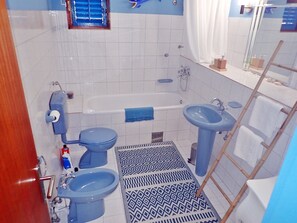 Ensemble baignoire-douche, bidet, serviettes fournies, savon