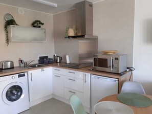 Mikroaaltouuni, kahvin-/teenkeitin, keittoastiat/astiat/ruokailuvälineet