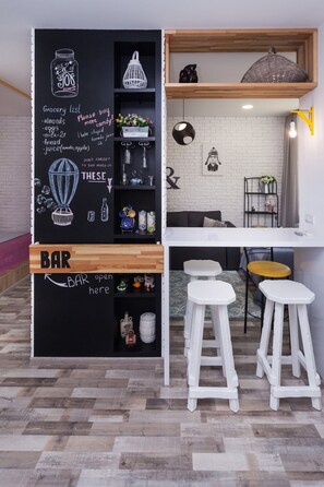 Kühlschrank, Mikrowelle, Herdplatte, Geschirrspüler