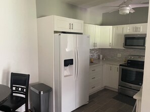 Geladeira, micro-ondas, fogão, cooktop