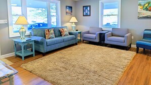 Smart TV - OBX TUCKED AWAY~Sound side~On canal~Kayaks~
Ground level w/ ramp~Beach 1 mi~MP8 (Kill Devil Hills)