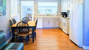Dining - OBX TUCKED AWAY~Sound side~On canal~Kayaks~
Ground level w/ ramp~Beach 1 mi~MP8 (Kill Devil Hills)