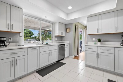 Waterfront Magnolia: Heated Pool, Tiki, Gameroom