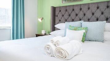 1 dormitorio, escritorio, tabla de planchar con plancha y wifi