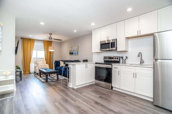 Fridge, microwave, oven, stovetop - Downtown Atlanta Condo with City View (Atlanta)