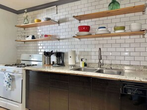 Jääkaappi, mikroaaltouuni, uuni, liesi