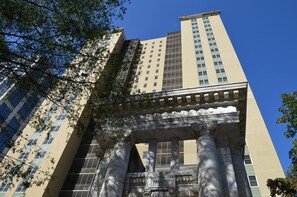 A building with classical columns and a clear blue sky. - Condo in the Heart Atlanta w/ Private Balcony (Atlanta)