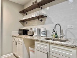 Coffee/tea maker, fridge, microwave, oven - Downtown Atlanta Condo with Balcony (Atlanta)