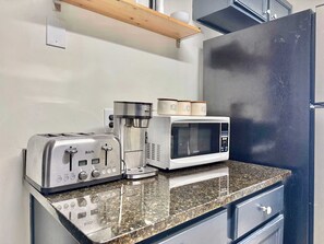 Refrigerador, microondas, horno y parrilla de estufa
