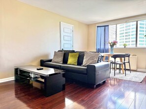 TV, offices - Upgraded 2BR Condo Near ATL Attractions (Atlanta)