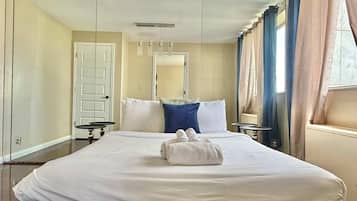 2 bedrooms, desk, iron/ironing board, WiFi