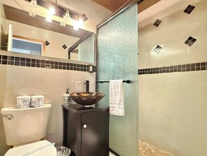 Douche, sèche-cheveux, serviettes fournies, shampoing
